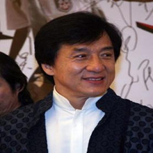 成龍承認(rèn)右耳已失聰